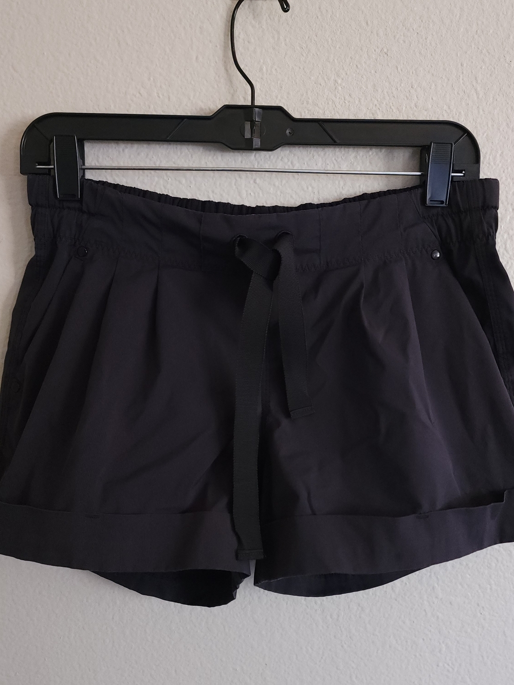 Lululemon Black Spring Break Away Cuffed Short 3" Size 4 Drawstring Athletic